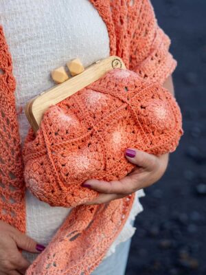 Bolso granny hecho en crochet color naranja
