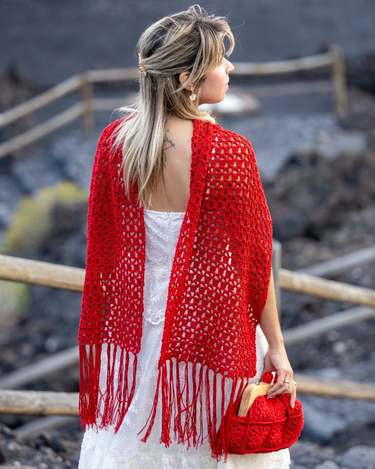 Tierra de Oportunidades. Betsaida Jorge, artesana con un chal rojo y un bolso rojo