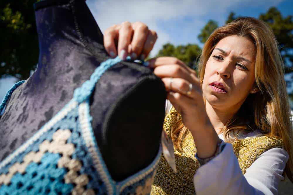 Betsaida Jorge, artesana, trabajando