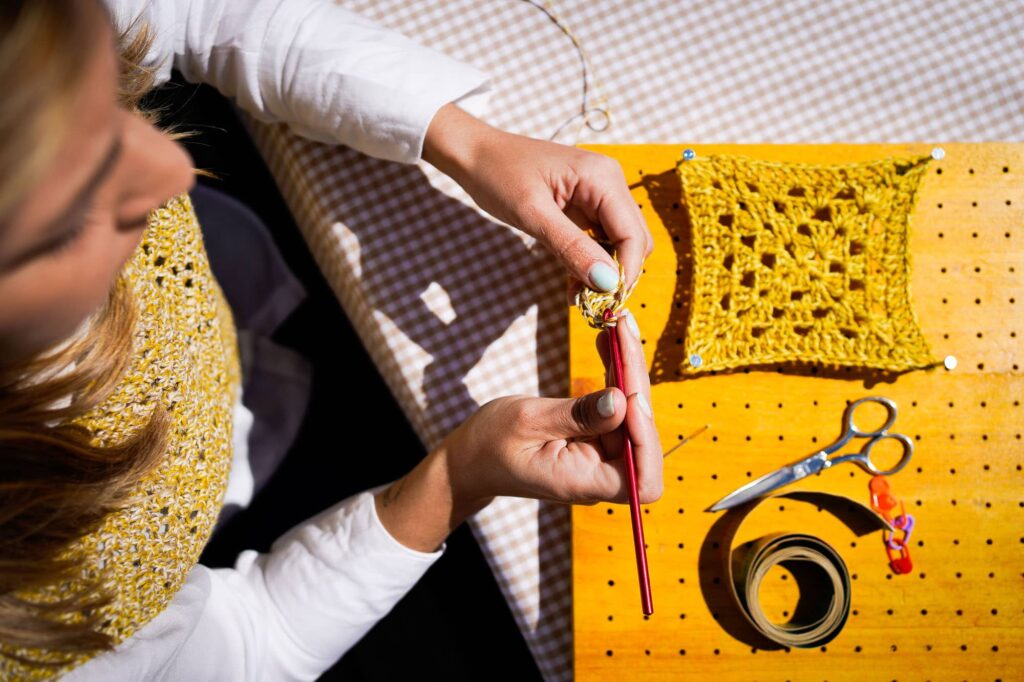 Betsaida Jorge, artesana, trabajando