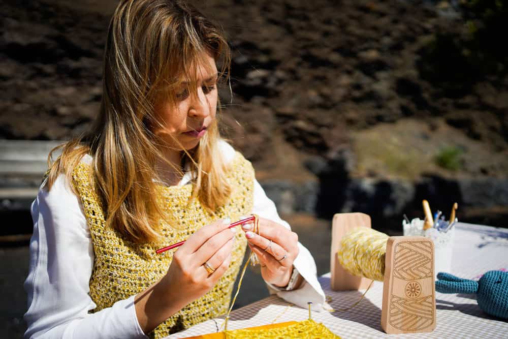 Betsaida Jorge, artesana, trabajando