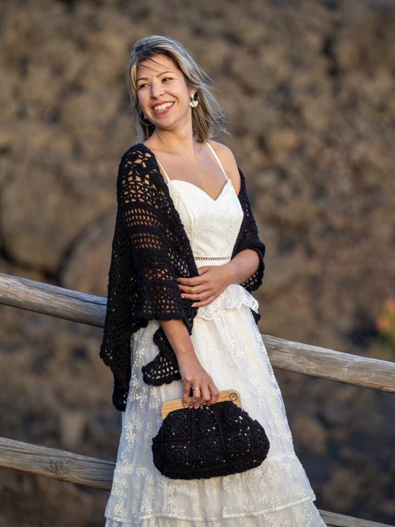 Betsaida Jorge, artesana en La Palma con chal y bolso hechos en crochet color negro