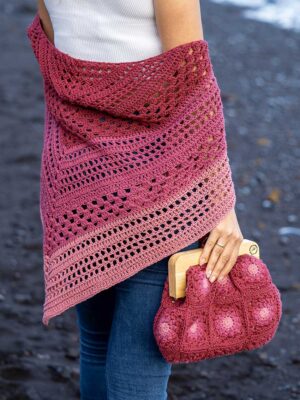 Bolso granny hecho en crochet color granate