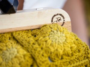 Bolso granny hecho en crochet color amarillo