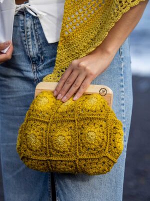 Bolso granny hecho en crochet color amarillo