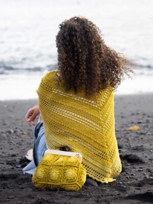 Bolso granny y chal hecho en crochet color amarillo