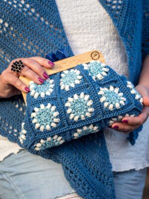 Bolso granny hecho en crochet color azul