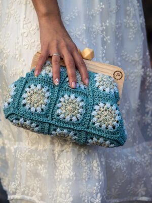 Bolso granny hecho en crochet color azul claro