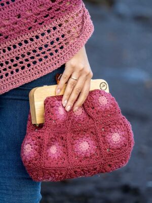 Bolso granny hecho en crochet color granate