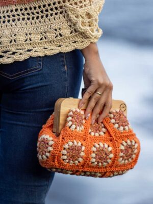 Bolso granny hecho en crochet color naranja