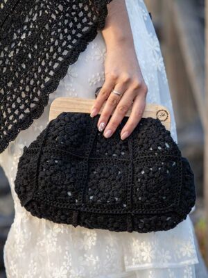 Bolso granny hecho en crochet color negro