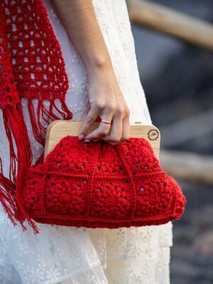 Bolso granny hecho en crochet color rojo