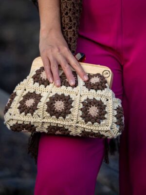 Bolso granny hecho en crochet color tierra