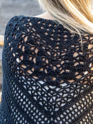 Detalle Chal crochet pico color negro
