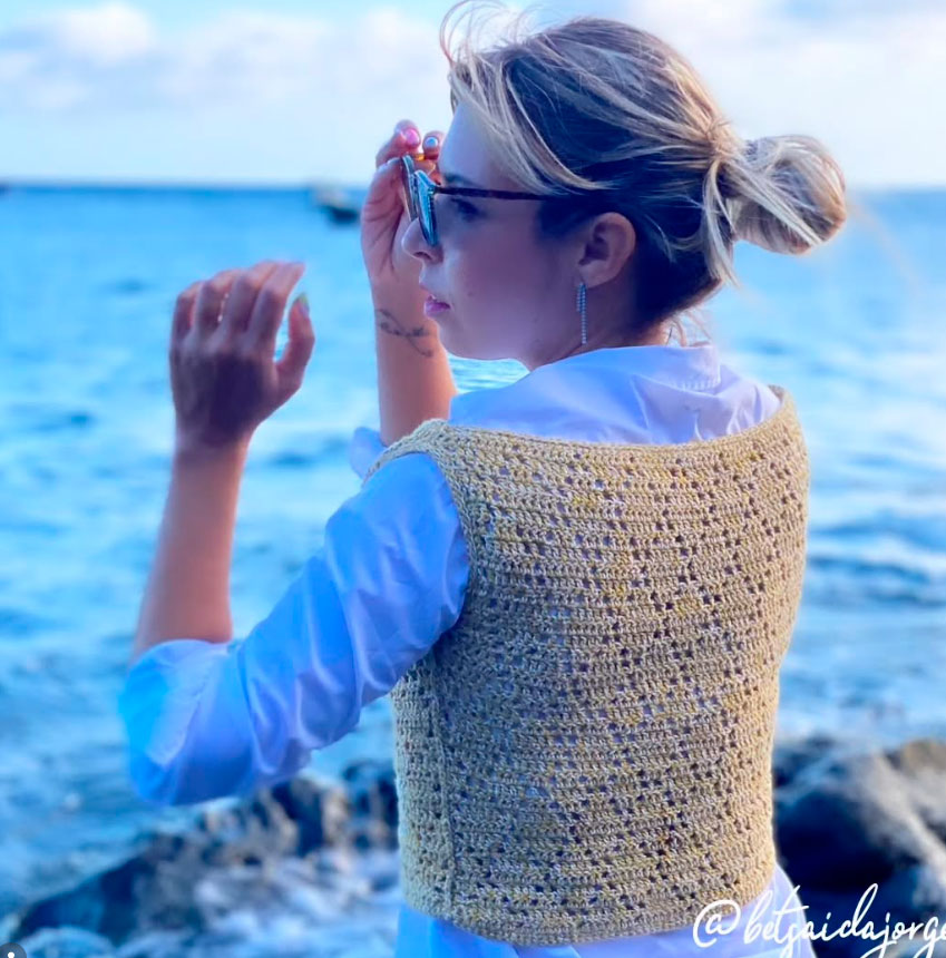 Betsaida Jorge con un chaleco de su colección