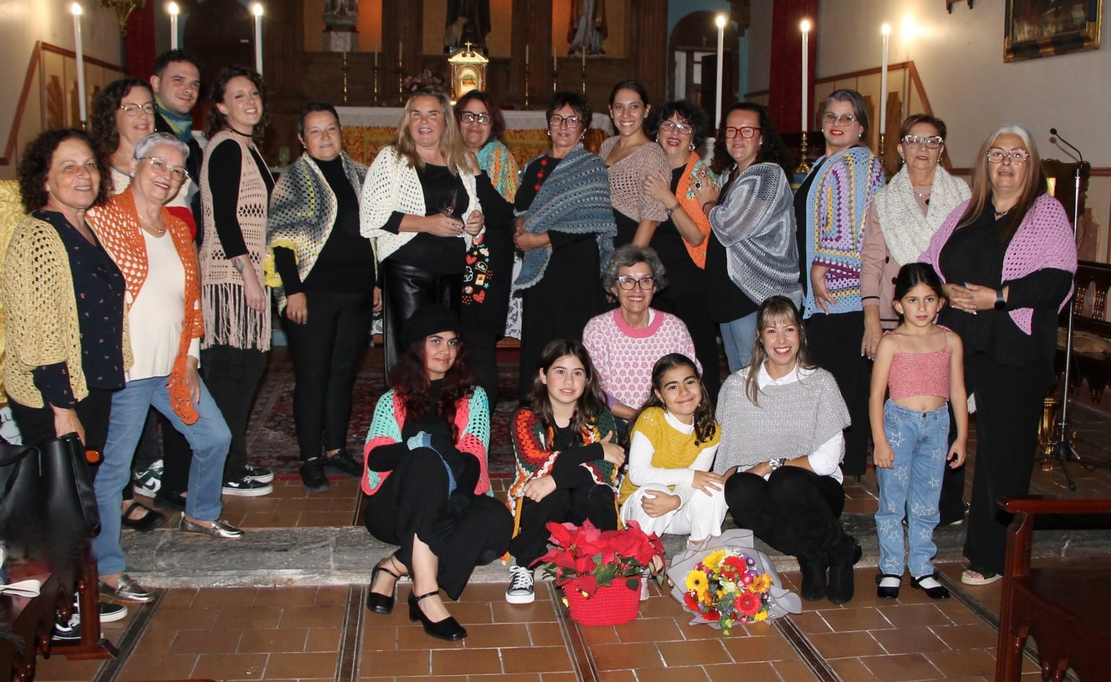 Mujeres que participaron en el desfile de crochet de Betsaida Jorge en Fuencaliente