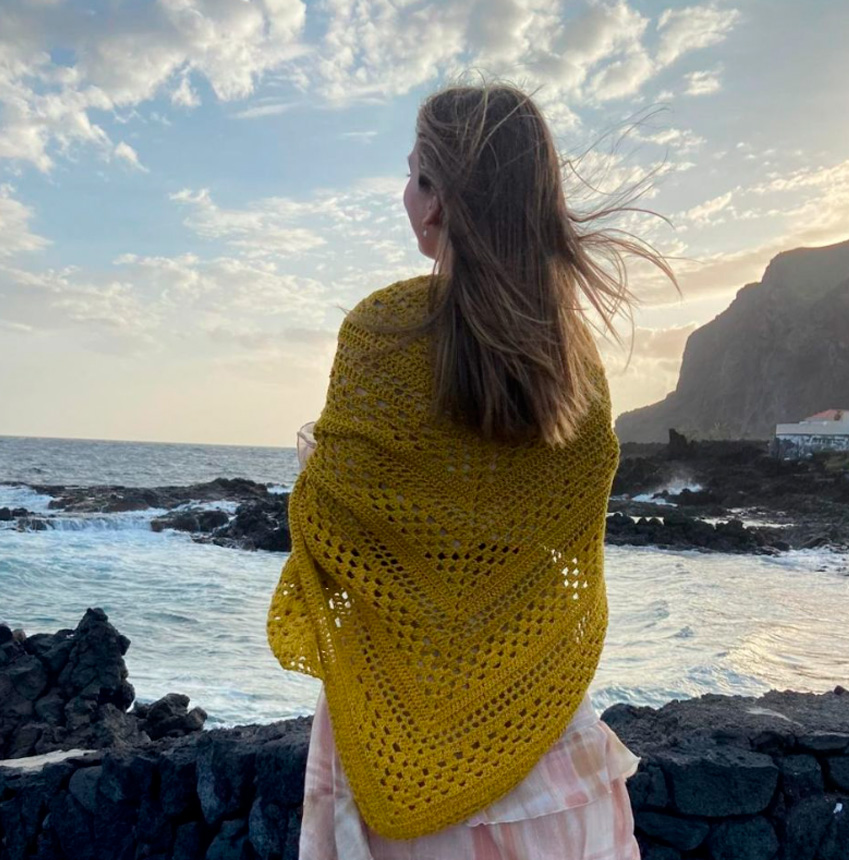 Chal de pico color amarillo